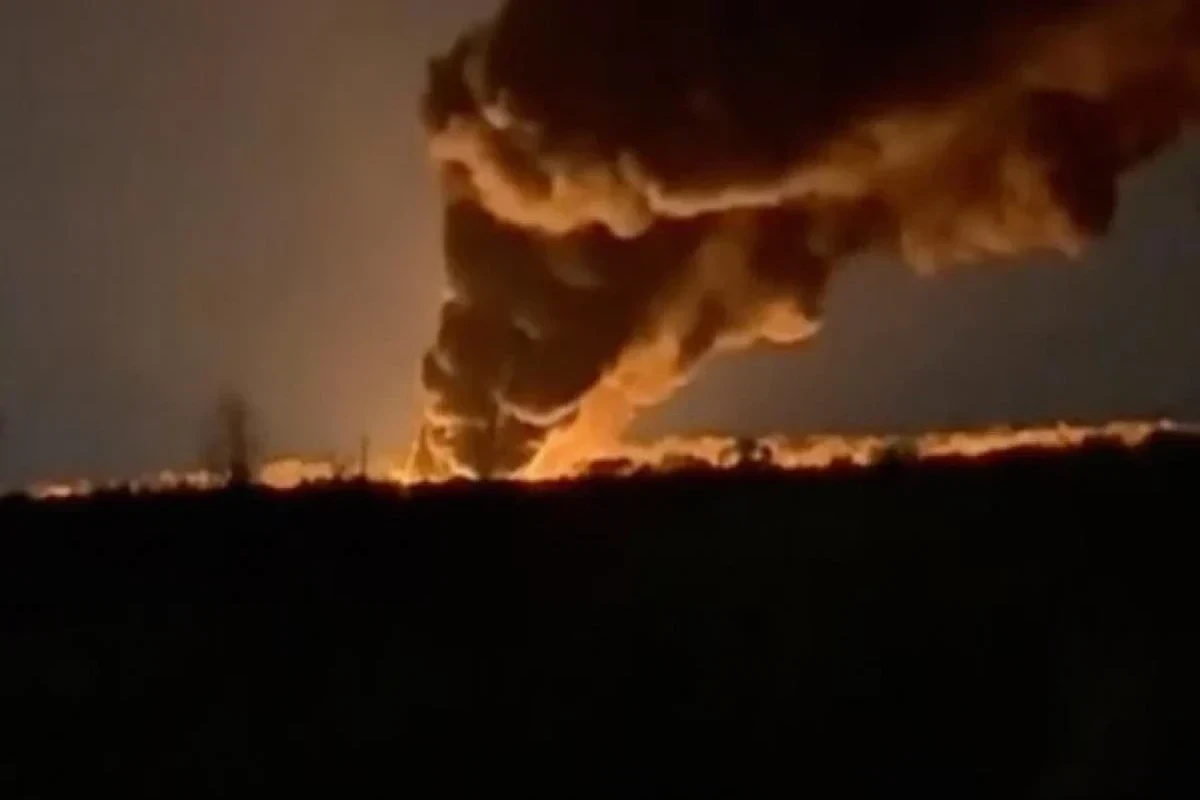 В Луганске нанесён удар по нефтебазе, снабжающей ВС России-ВИДЕО 