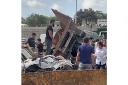 В Баку грузовик упал с моста на легковой автомобиль, погибли 2 человека, есть раненые -ОБНОВЛЕНО-5-ВИДЕО-ФОТО 