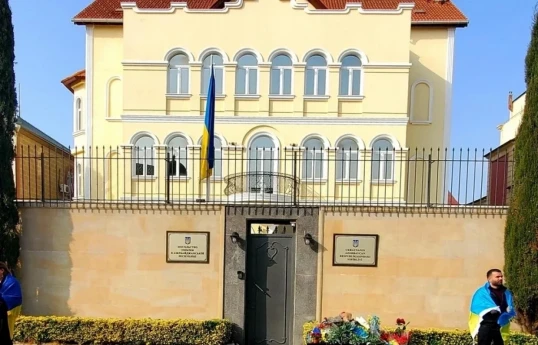 В посольстве Украины в Азербайджане открыта книга соболезнований, приспущен флаг