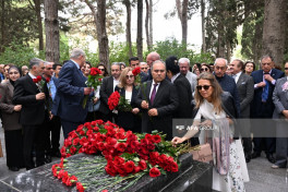 В День национальной музыки была посещена могила Узеира Гаджибекова-ФОТО 