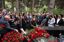 В День национальной музыки была посещена могила Узеира Гаджибекова-ФОТО 