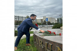 Посол Израиля посетил памятник Альберту Агарунову в Баку