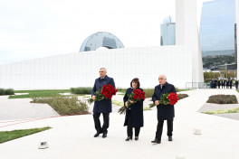 Официальные государственные и правительственные лица посетили мемориал в парке Победы-ФОТО 