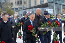 Официальные государственные и правительственные лица посетили мемориал в парке Победы-ФОТО 