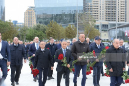 Официальные государственные и правительственные лица посетили мемориал в парке Победы-ФОТО 