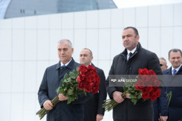 Официальные государственные и правительственные лица посетили мемориал в парке Победы-ФОТО 