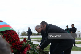 Официальные государственные и правительственные лица посетили мемориал в парке Победы-ФОТО 