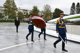 Президент  минутой молчания почтил память шехидов Отечественной войны-ВИДЕО 