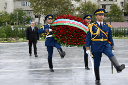 Президент  минутой молчания почтил память шехидов Отечественной войны-ВИДЕО 