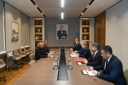 Новоназначенный посол Индии вручил копии своих верительных грамот Джейхуну Байрамову
