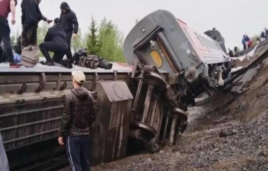 В России семь вагонов поезда сошли с путей, 23 человека пострадали-ОБНОВЛЕНО 