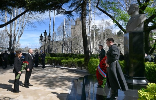 Президент Ильхам Алиев посетил памятник Общенациональному лидеру Гейдару Алиеву в Тбилиси