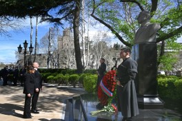Президент Ильхам Алиев посетил памятник Общенациональному лидеру Гейдару Алиеву в Тбилиси