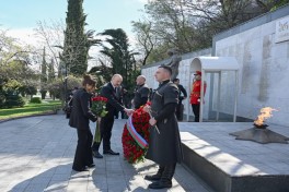 Президент Азербайджана посетил Мемориал героев в Тбилиси - ФОТО 