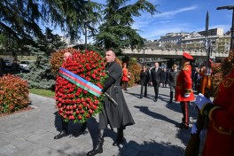 Президент Азербайджана посетил Мемориал героев в Тбилиси - ФОТО 