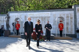 Президент Азербайджана посетил Мемориал героев в Тбилиси - ФОТО 