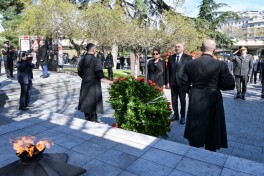 Президент Азербайджана посетил Мемориал героев в Тбилиси - ФОТО 