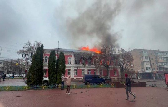 Российская армия нанесла удар беспилотником по зданию мэрии в Черниговской области, начался пожар