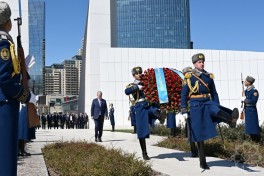 Казахстанская делегация посетила Аллею шехидов и Парк Победы в Баку