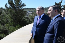 Казахстанская делегация посетила Аллею шехидов и Парк Победы в Баку