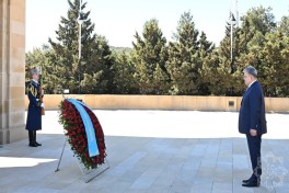 Казахстанская делегация посетила Аллею шехидов и Парк Победы в Баку