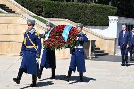 Казахстанская делегация посетила Аллею шехидов и Парк Победы в Баку