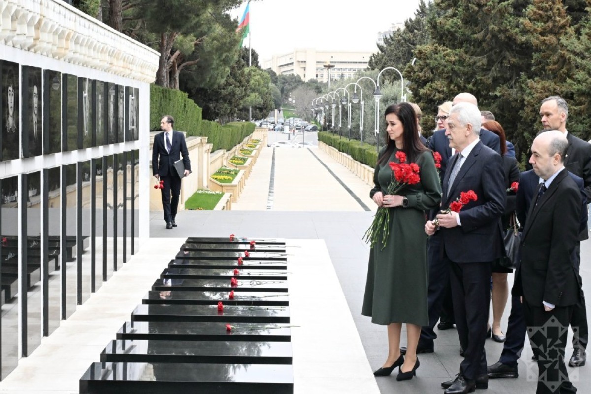 Премьер-министр Литвы почтила память шехидов в Баку