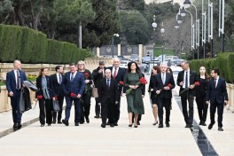 Премьер-министр Литвы почтила память шехидов в Баку