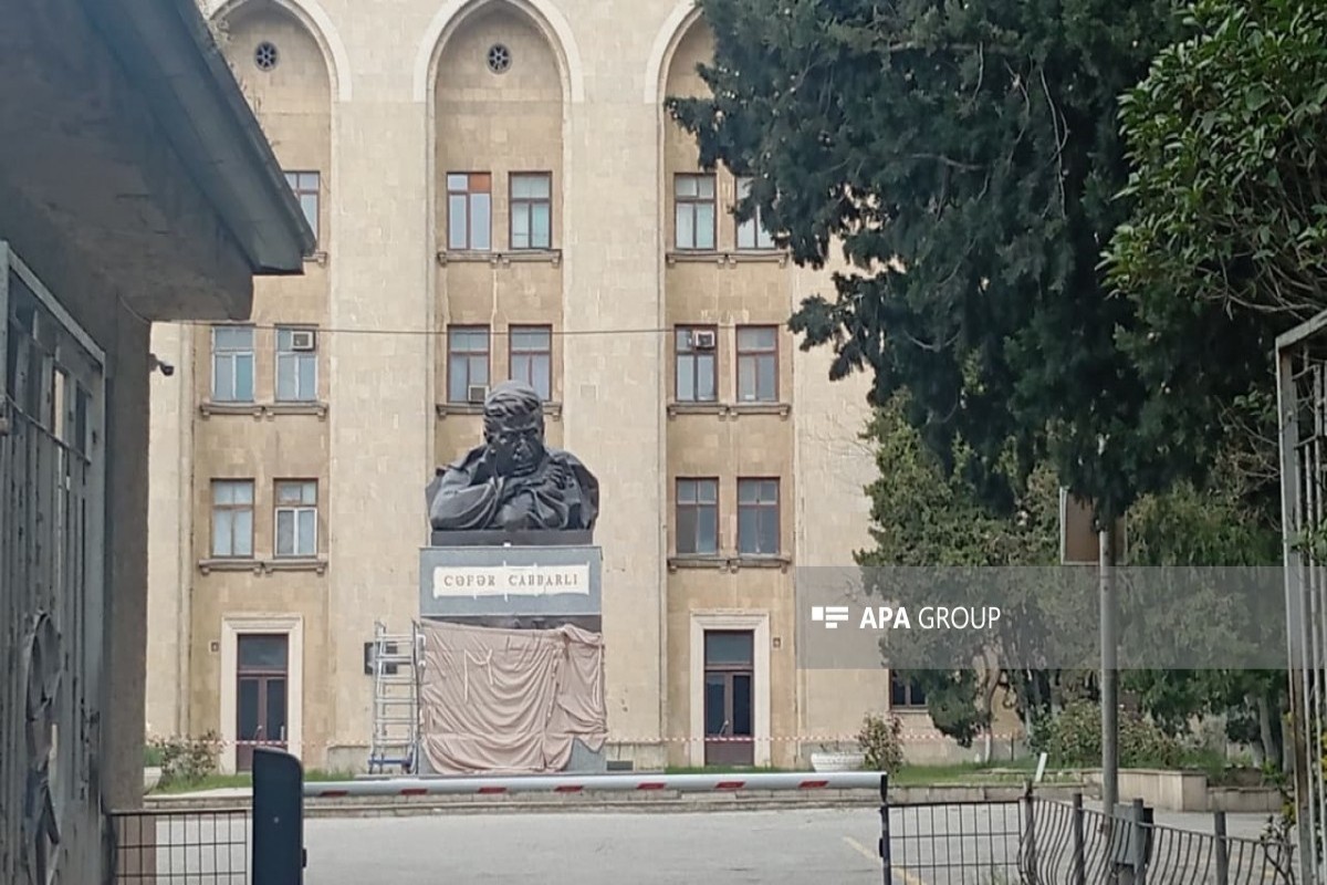 Завершена реставрация бюста Джафара Джаббарлы во дворе киностудии «Азербайджанфильм» — ФОТО 