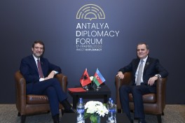 Министр Европы и иностранных дел Республики Албания Игли Хасани, министр иностранных дел Азербайджана Джейхун Байрамов