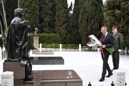 Президент Латвии посетил могилу общенационального лидера Гейдара Алиева