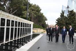 Президент Латвии посетил Аллею шехидов в Баку