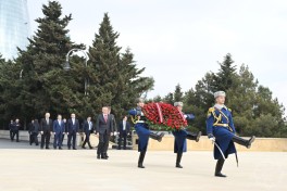 Президент Латвии посетил Аллею шехидов в Баку