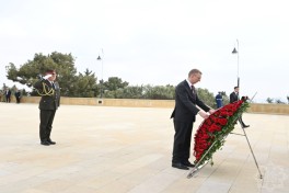 Президент Латвии посетил Аллею шехидов в Баку
