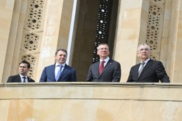 Президент Латвии посетил Аллею шехидов в Баку