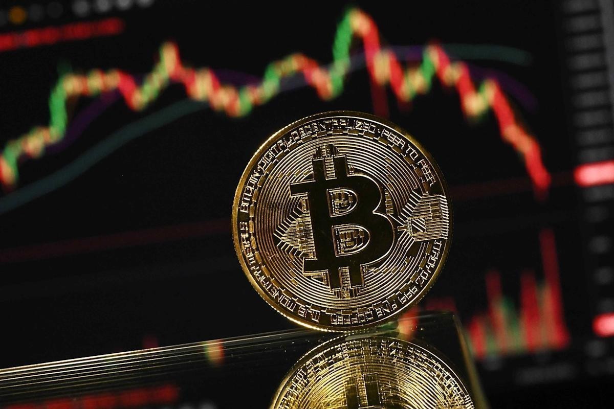 Биткоин подешевел