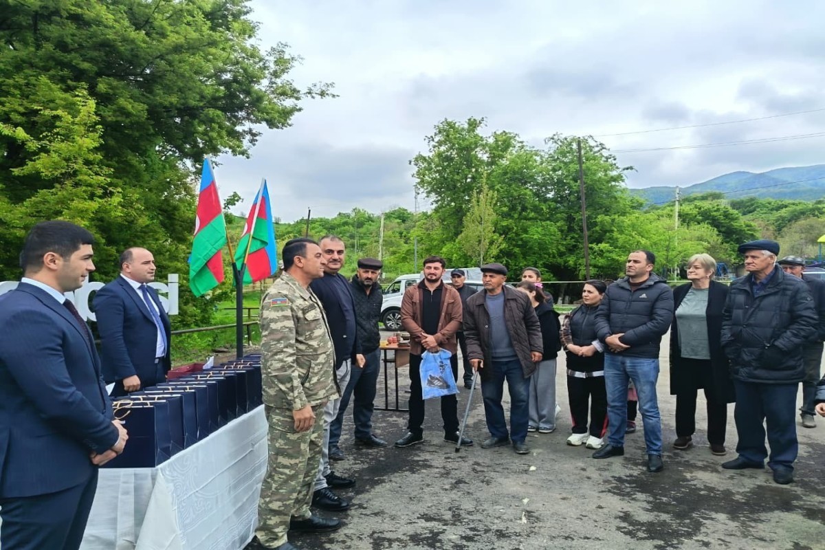 Очередная группа переселенцев прибыла в посёлок Гырмызы Базар, им вручены ключи от домов -ФОТО 