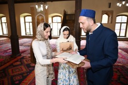 Лейла Алиева и Арзу Алиева посетили в Шеки Ханскую мечеть