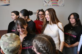 Лейла Алиева и Арзу Алиева посетили в Шеки детский дом учреждения социальных услуг