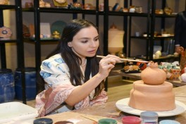 Лейла Алиева и Арзу Алиева ознакомились с Центром керамики и прикладного искусства ABAD в Шеки