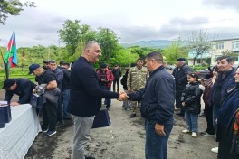 Очередная группа переселенцев прибыла в посёлок Гырмызы Базар, им вручены ключи от домов -ФОТО 