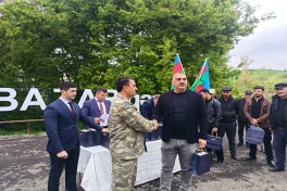 Очередная группа переселенцев прибыла в посёлок Гырмызы Базар, им вручены ключи от домов -ФОТО 