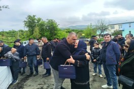 Очередная группа переселенцев прибыла в посёлок Гырмызы Базар, им вручены ключи от домов -ФОТО 