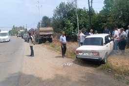 В Товузском районе легковой автомобиль врезался в грузовик, пострадали водитель и ребёнок — ОБНОВЛЕНО-ФОТО 