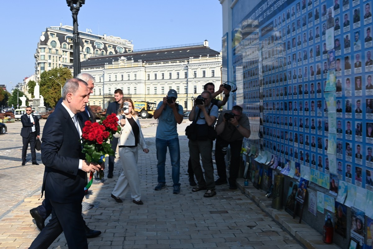Джейхун Байрамов посетил мемориал памяти защитников Украины, погибших в войне