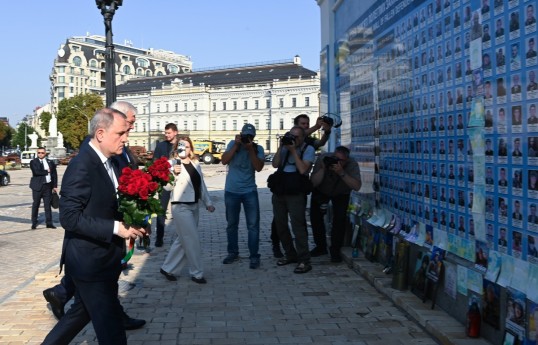 Джейхун Байрамов посетил мемориал памяти защитников Украины, погибших в войне