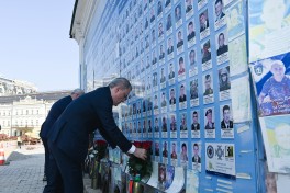 Джейхун Байрамов посетил мемориал памяти защитников Украины, погибших в войне
