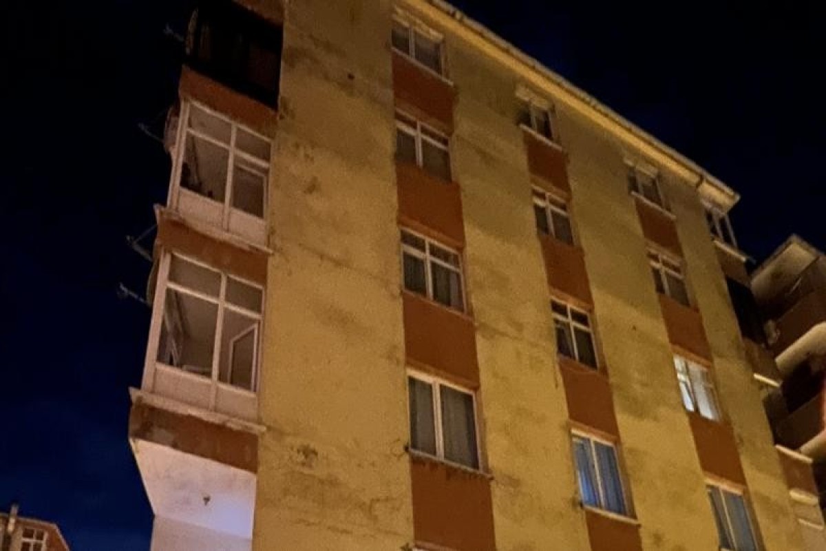 В Стамбуле обрушилась часть здания, жильцы покинули дом — <span class="red_color">ФОТО