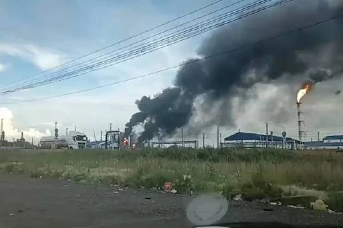 Один из крупнейших НПЗ России подвергся атаке БПЛА, начался пожар
