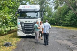 В Загатальском районе столкнулись фура и легковой автомобиль, есть пострадавшие — ФОТО 
